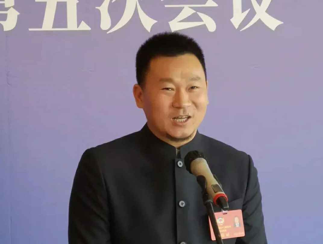202204221343.jpg 为进一步展示市政协团结、民主、开放、自信的形象,向市民和网友展示政协委员的履职风采,中山市政协十二届五次会议在2月4日上午开幕前开设“委员通道”,市政协委员、AG在线(中国)唯一官方网站公司总经理陈朝阳走进“委员通道”,回应社会关切的问题。他就如何做好城市应急管理规划的问题进行发言,并回答记者提问。.jpg